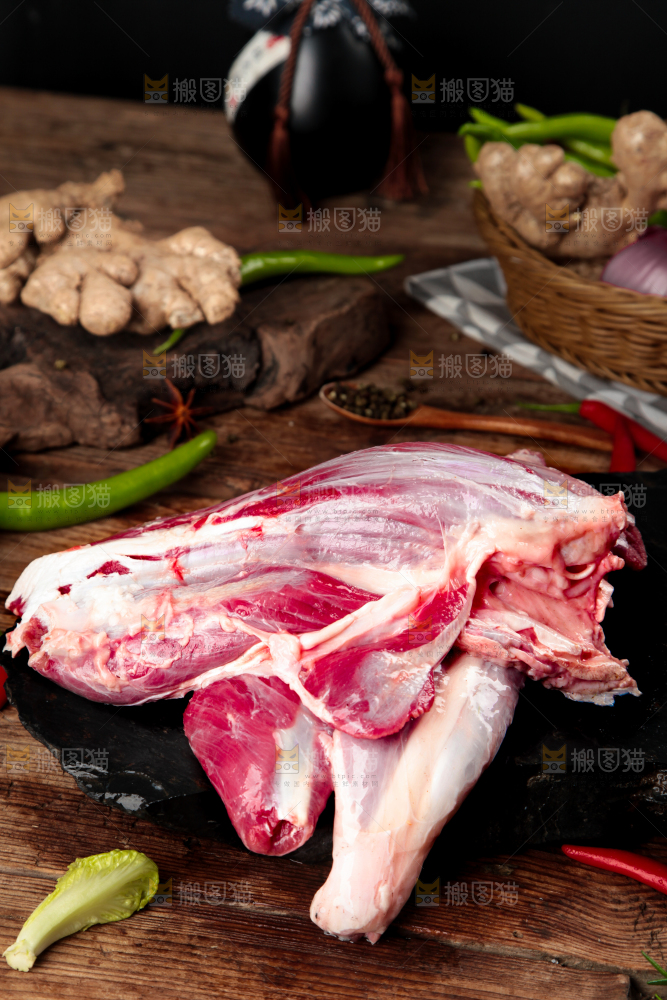 木板上放着牛腱子肉