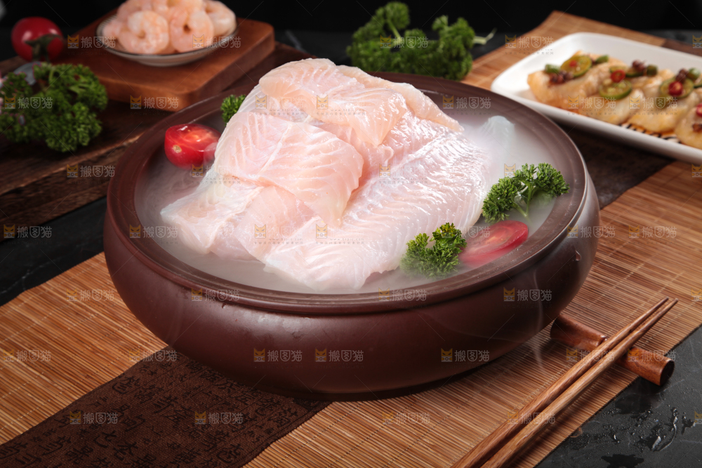 深底上放着一锅鲜冻巴沙鱼