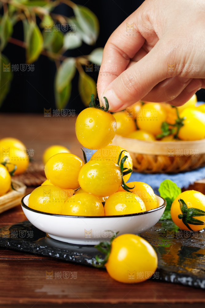 手拿着黄金小番茄