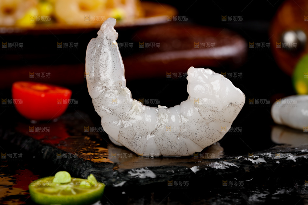 黑底上的新鲜青虾仁