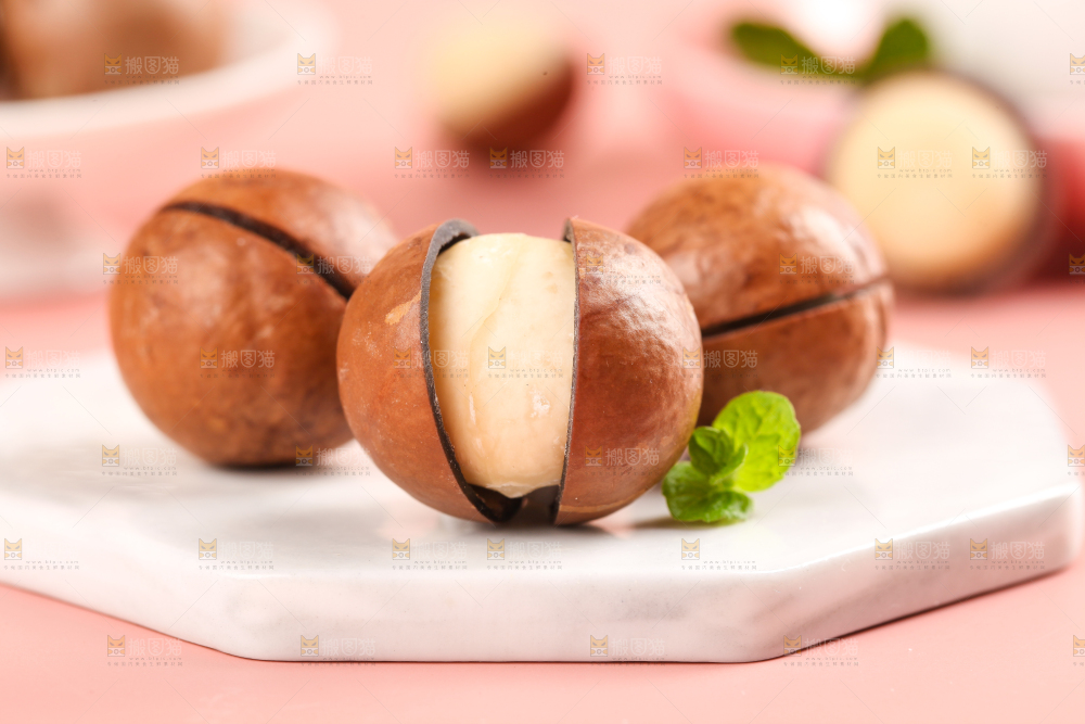 石板上放着新鲜夏威夷果