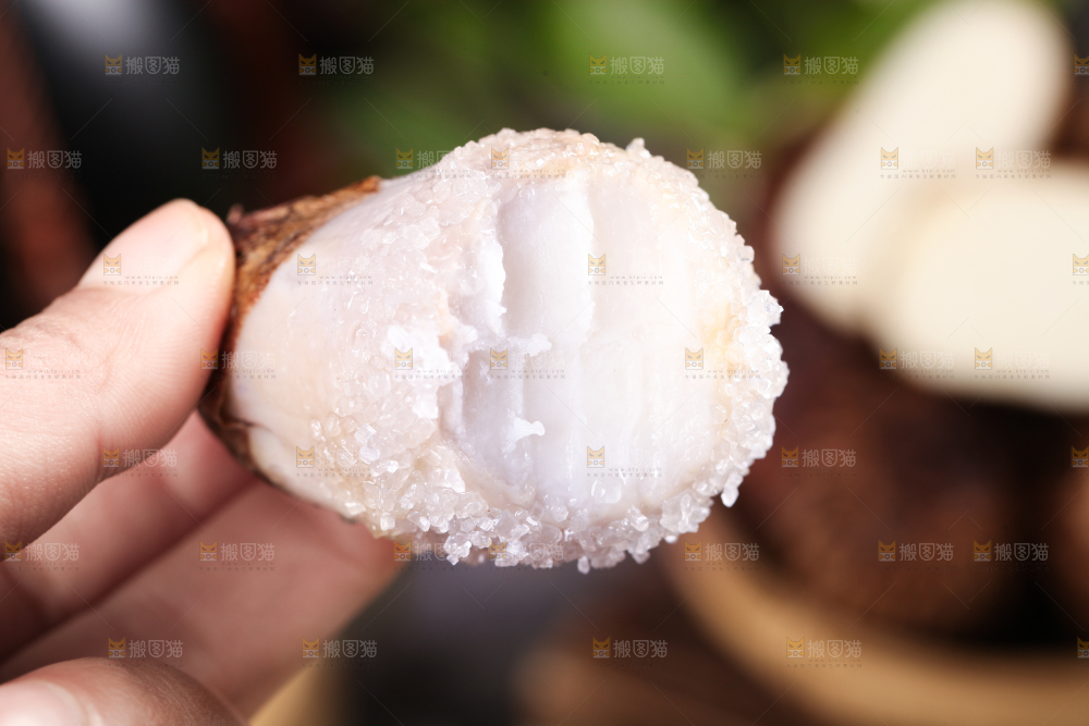 手里拿着新鲜小芋头