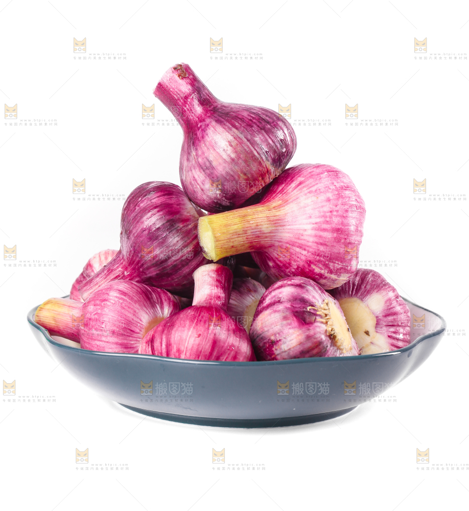 盘子里装着紫皮多重蒜