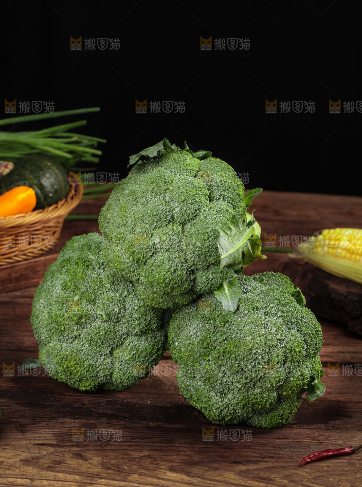 木底上放着新鲜的绿花椰菜