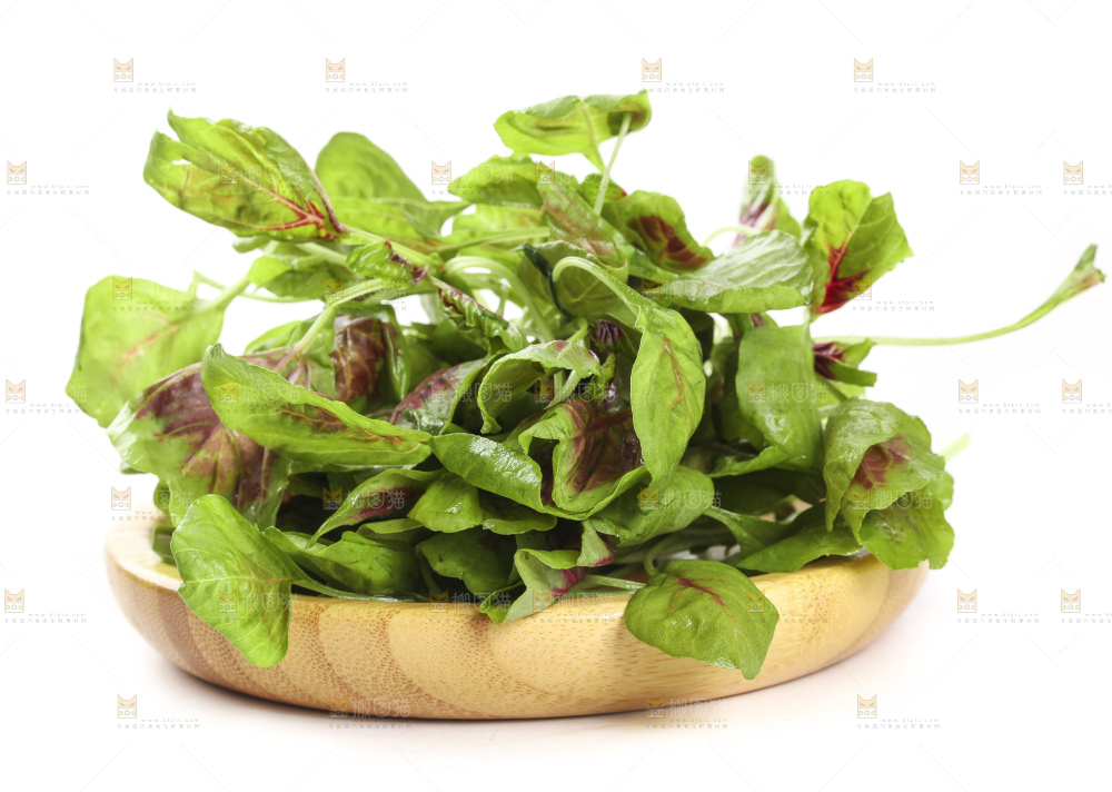 白底上放着一盘红苋菜