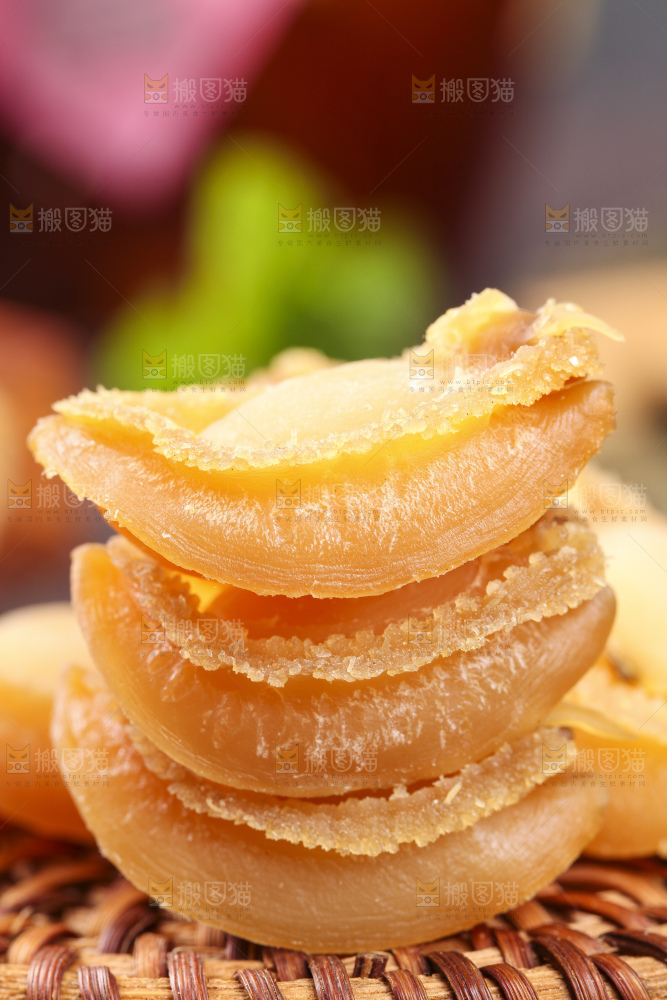 木盘上的淡晒鲍鱼干