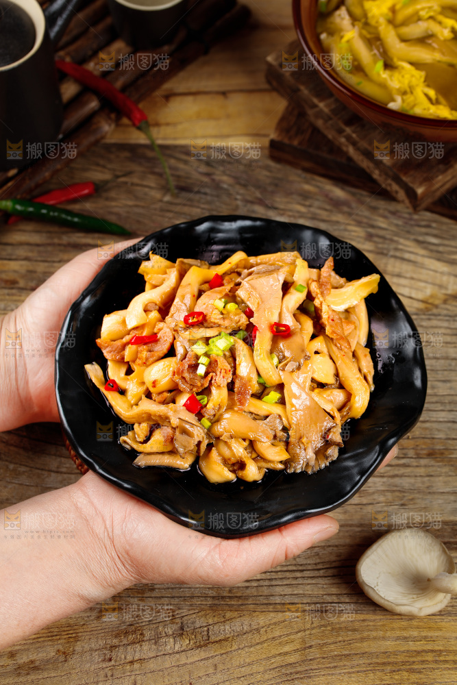 手端一盘平菇炒肉