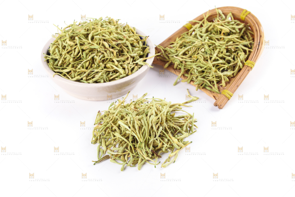 一碗干金银花放在白底上