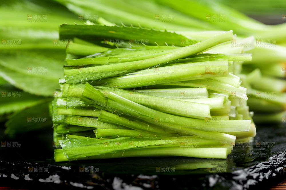 黑石板上放着切开的刺芫荽