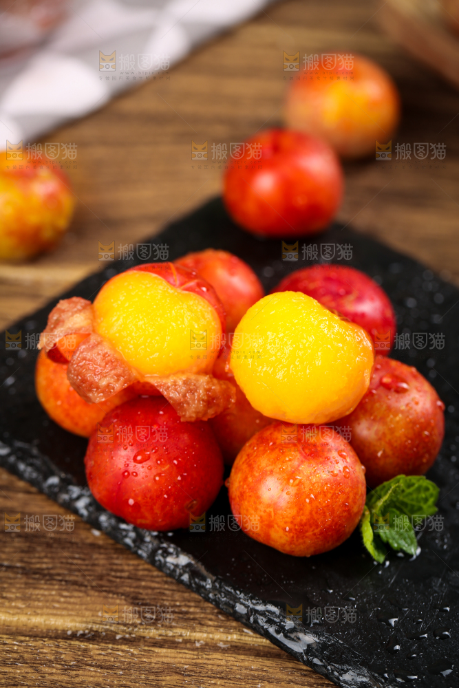 黑石板上放着钱排三月李