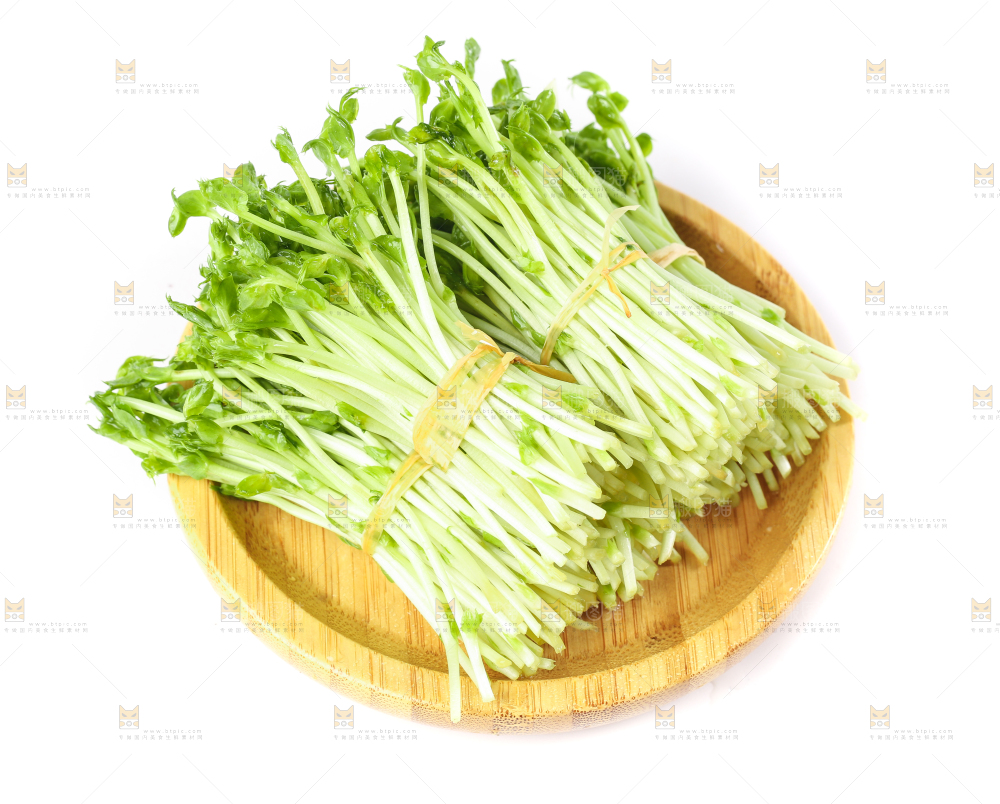 盘子里装着豌豆芽菜