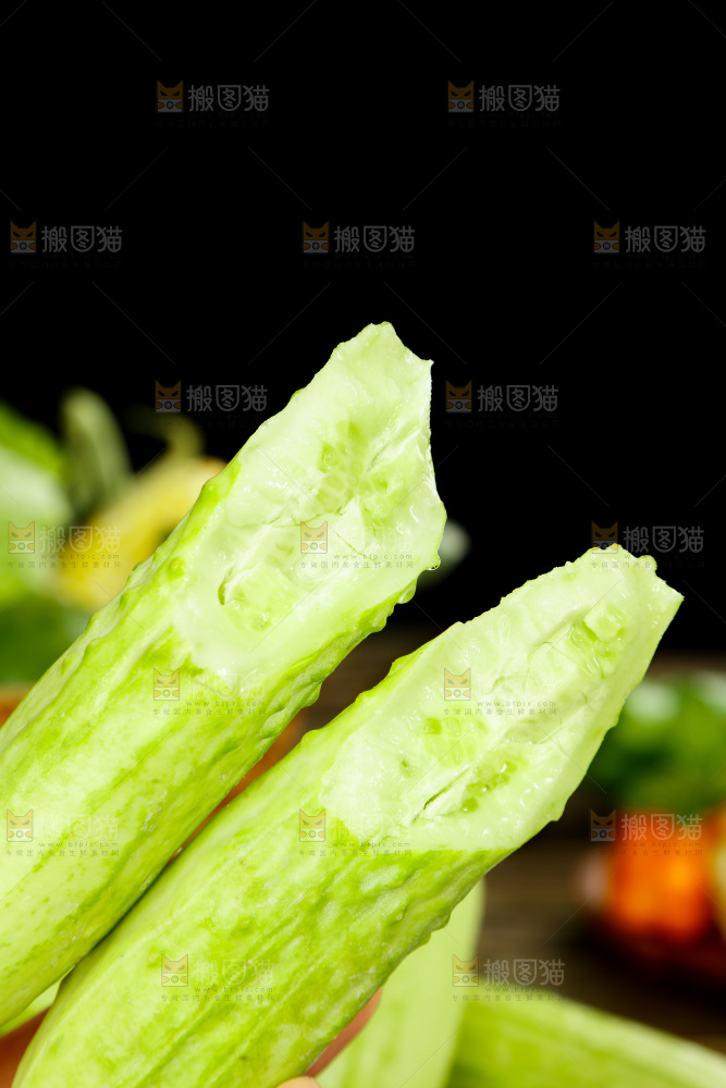 黑石板上放着切开的水果黄瓜