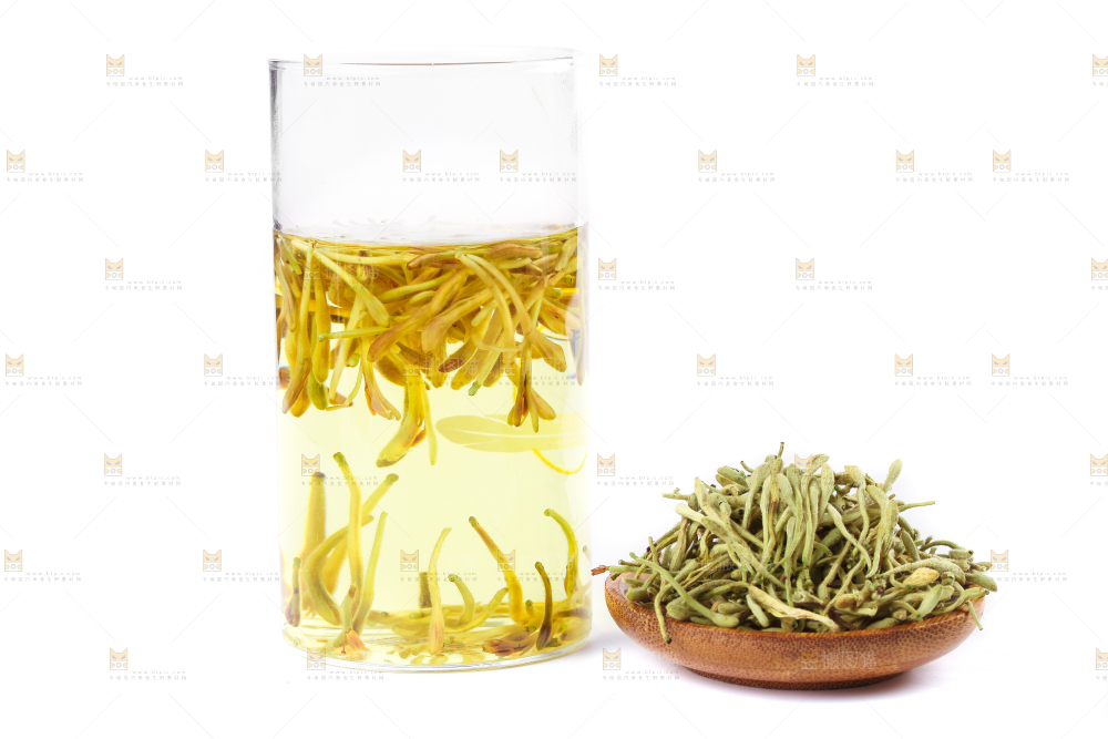 白底上放着一杯金银花茶