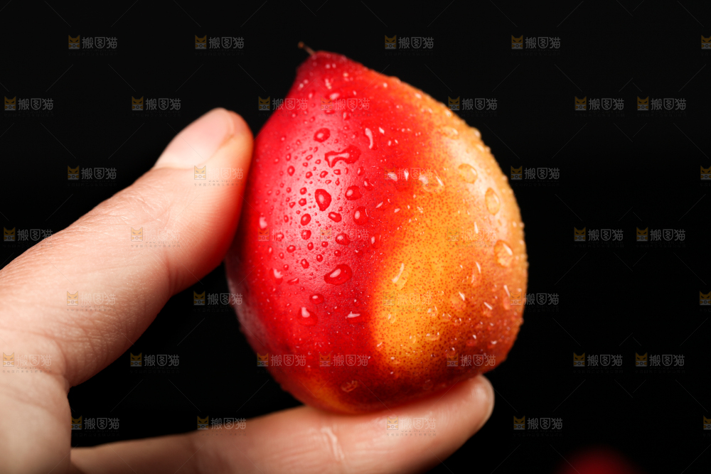 手里拿着新鲜油桃