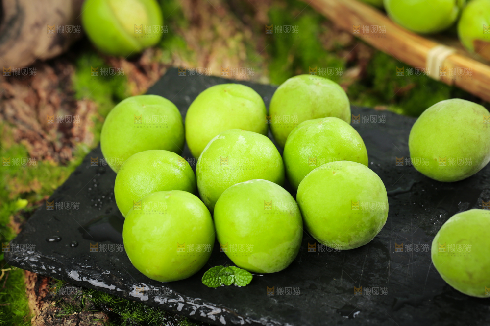 黑石板上放着野生青梅果