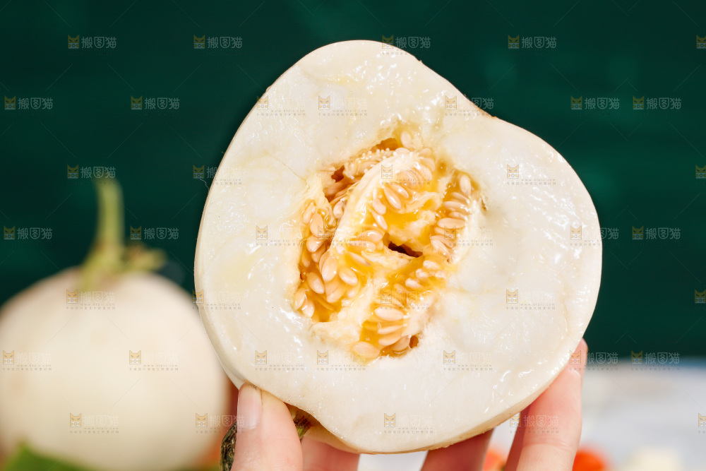 手拿切开的阎良甜瓜