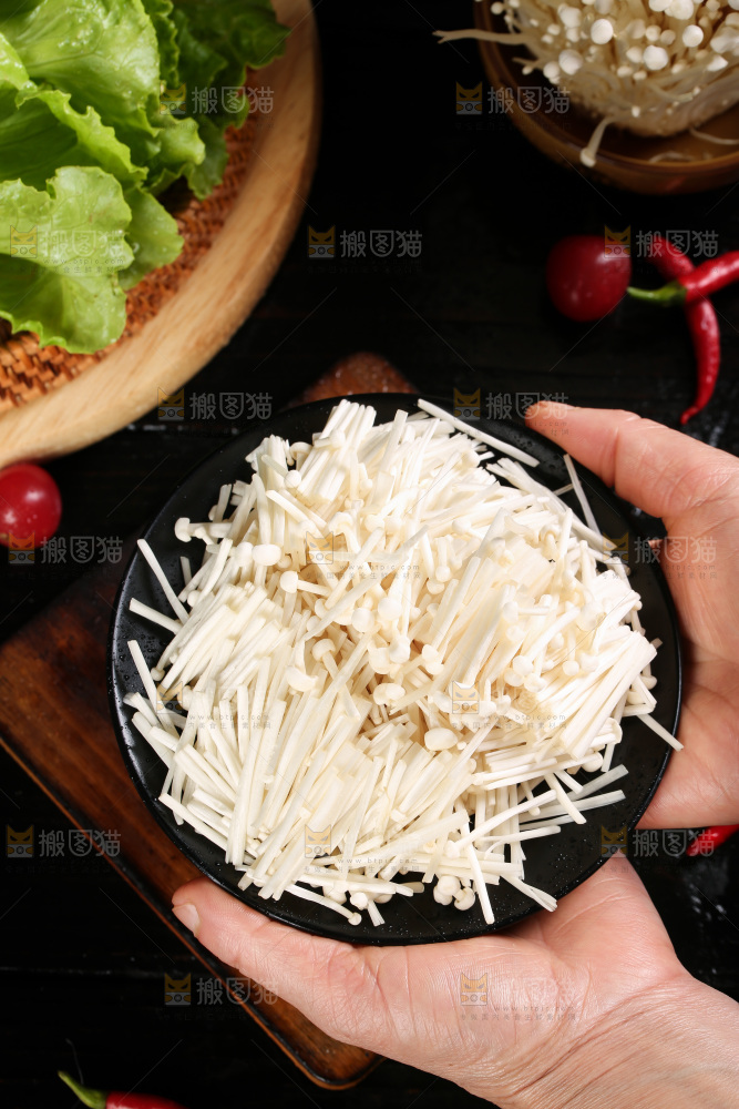手拿一盘金针菇