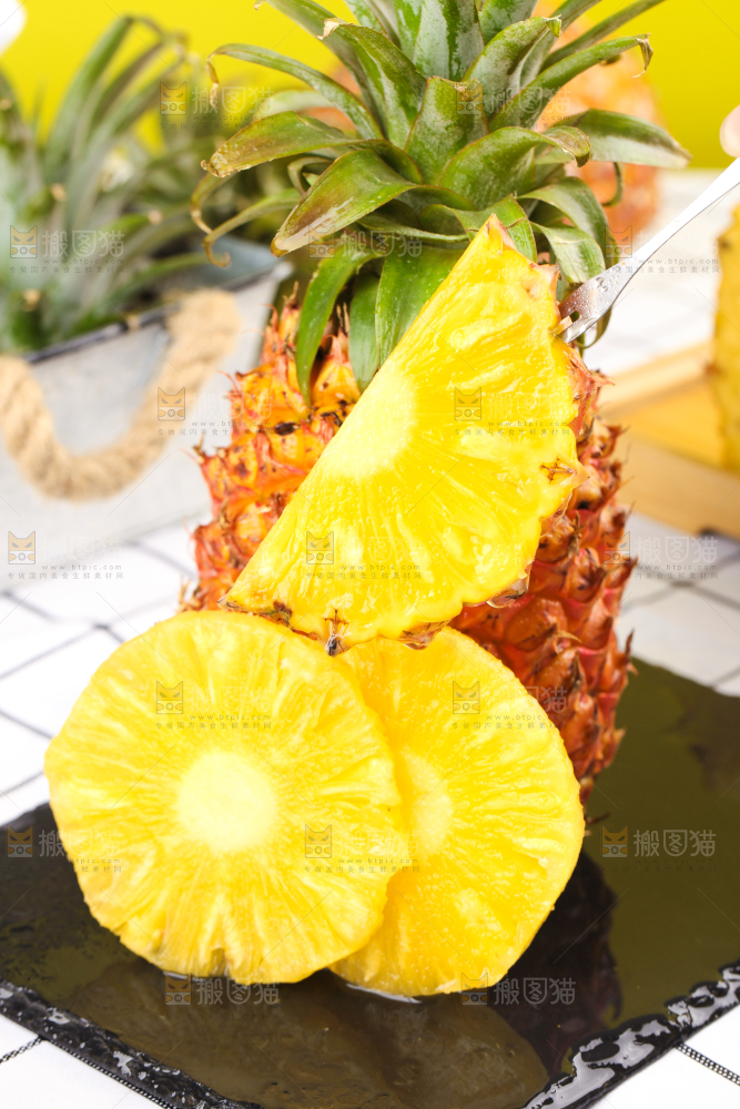 黑石板上的无眼大菠萝