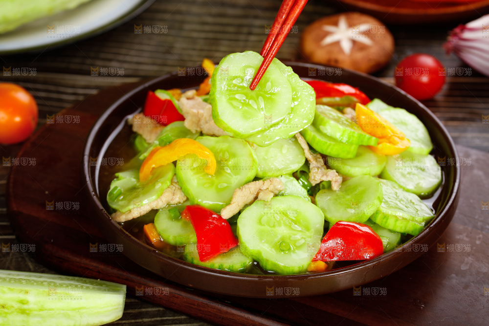 筷子夹着熟黄瓜