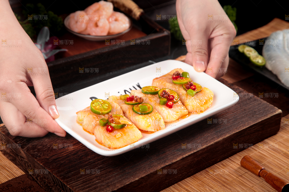 手端一盘青椒巴沙鱼