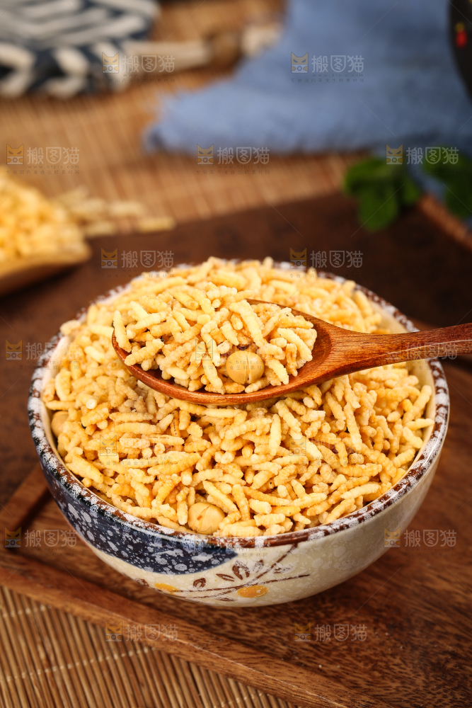 勺子里的糯米炒米