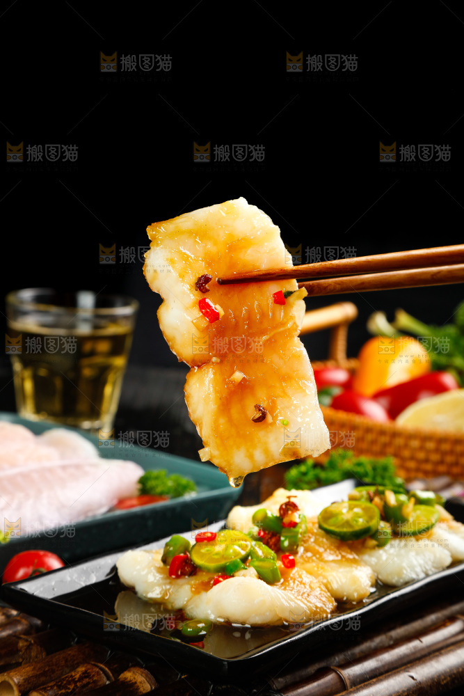 筷子夹着一块香辣巴沙鱼