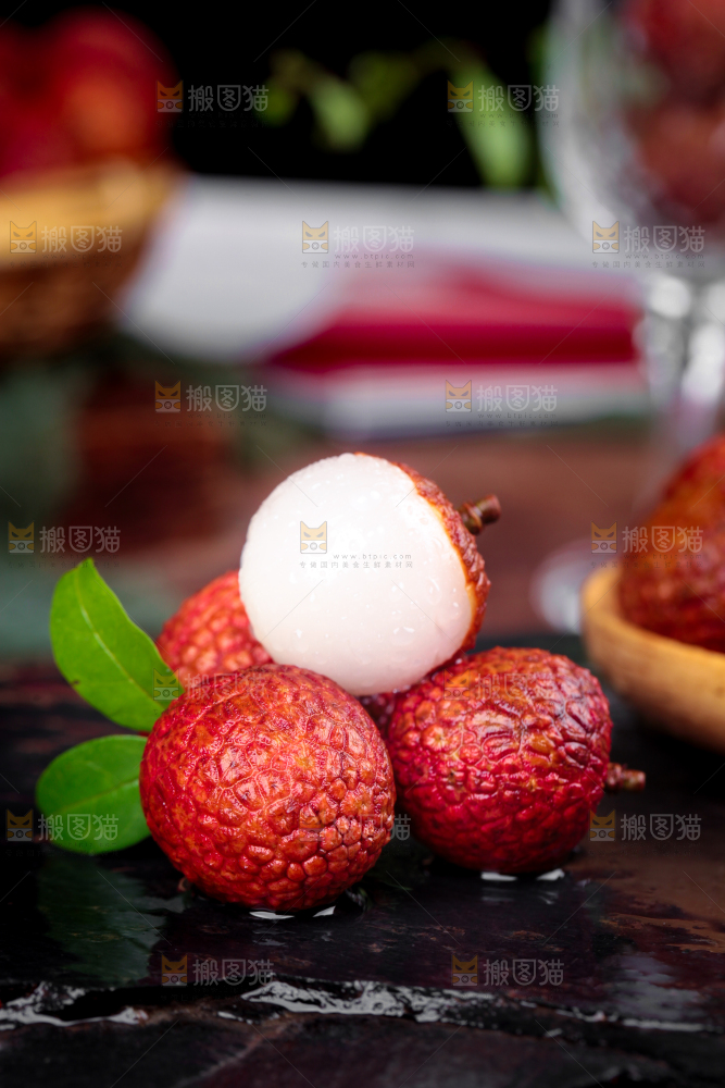 黑石板上的新鲜荔枝