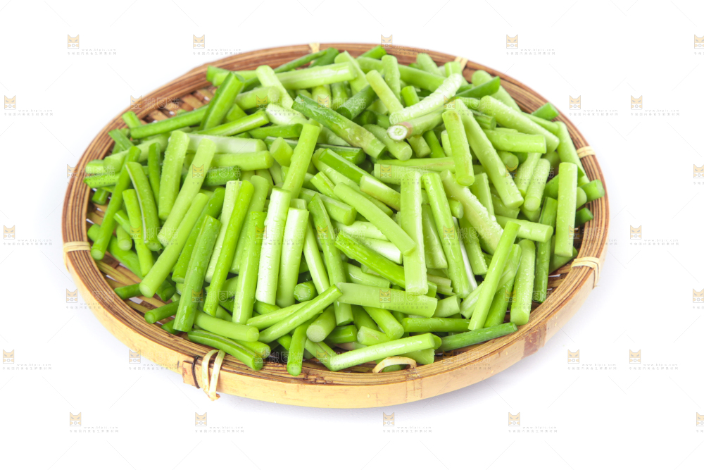 一盘新鲜蒜苔段放在白底上