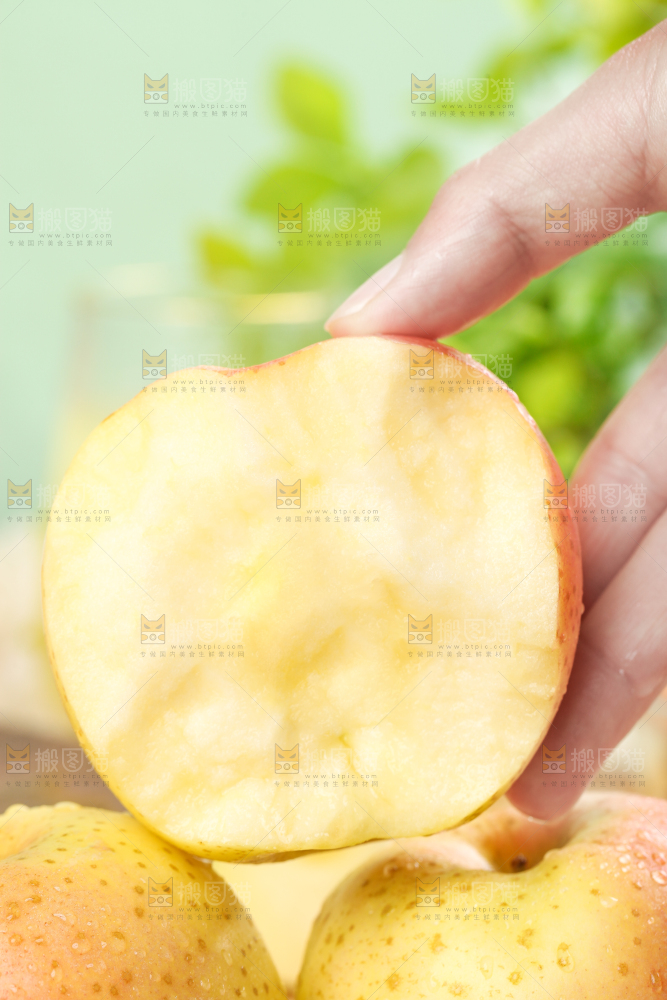 手里拿着新鲜苹果