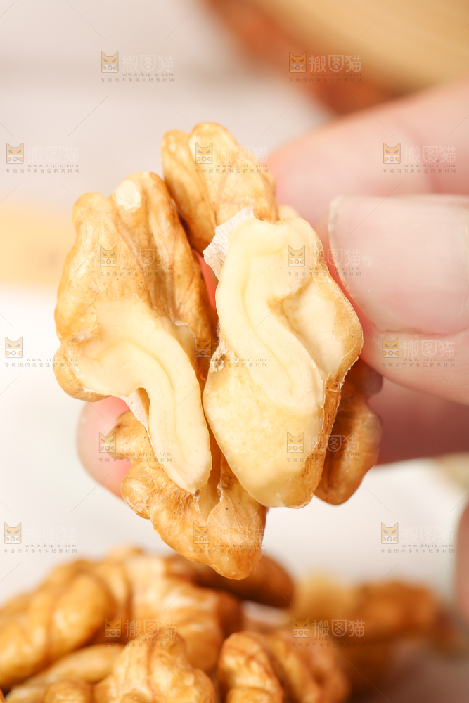 手拿核桃仁