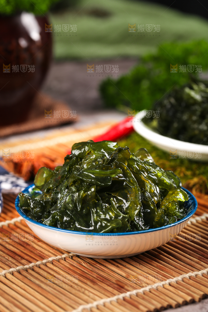 竹底上放着野生地皮菜