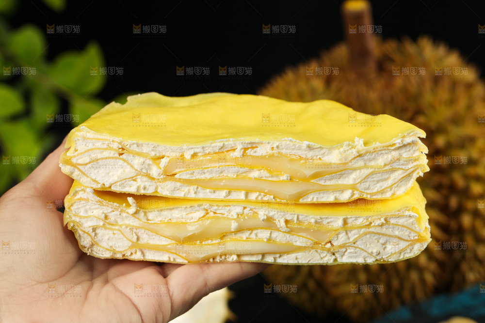 手里拿着榴莲千层饼