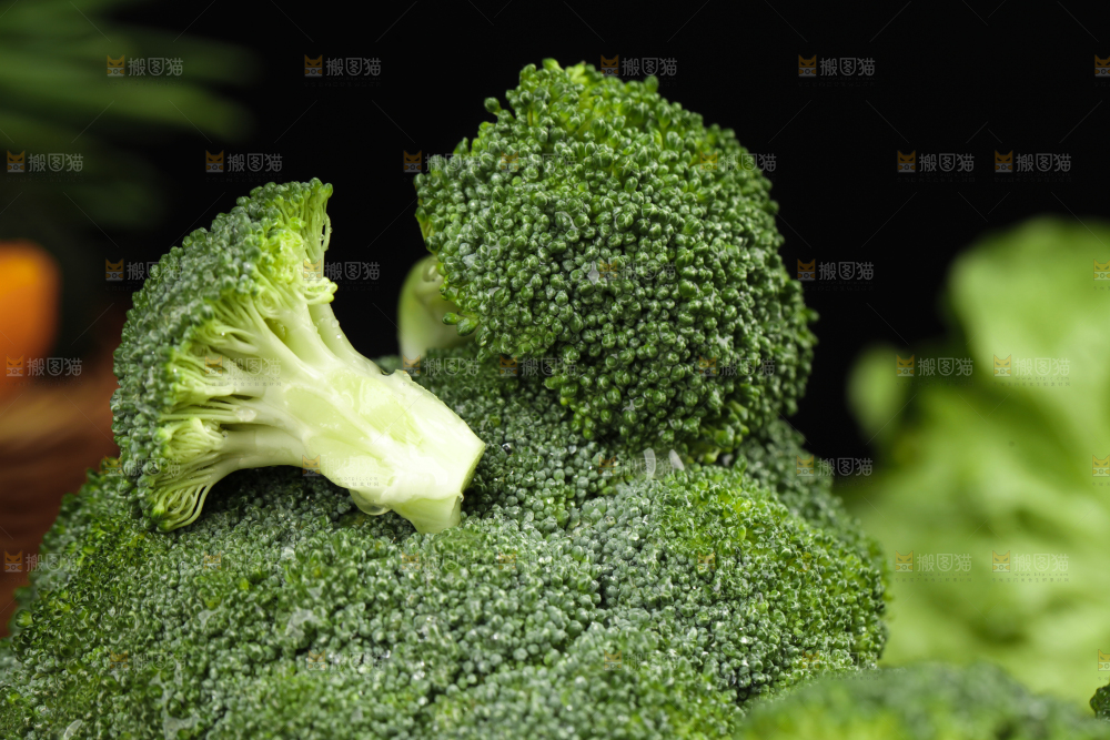 深底上放着新鲜的西兰花