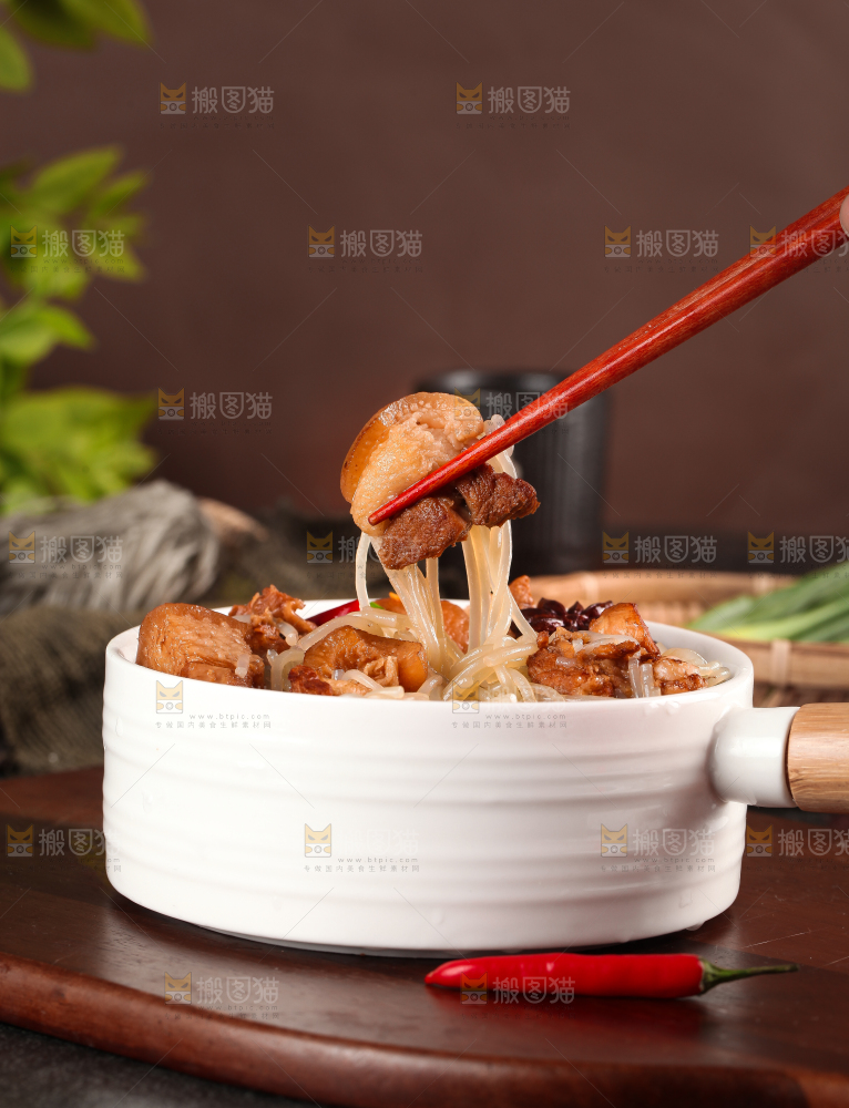 碗里装着猪肉炖粉条