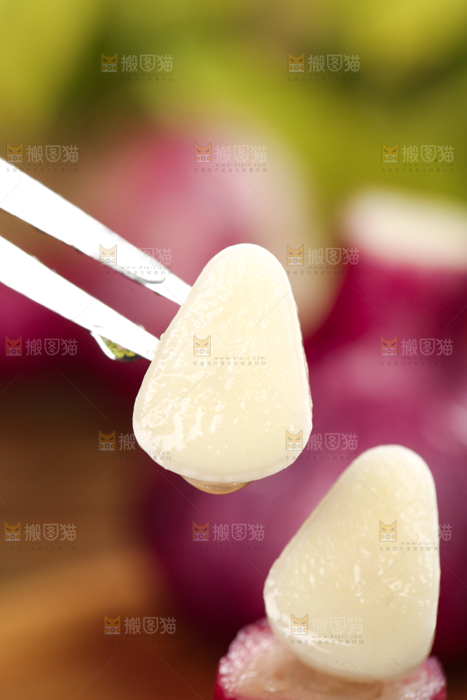 叉子上叉着蒜瓣