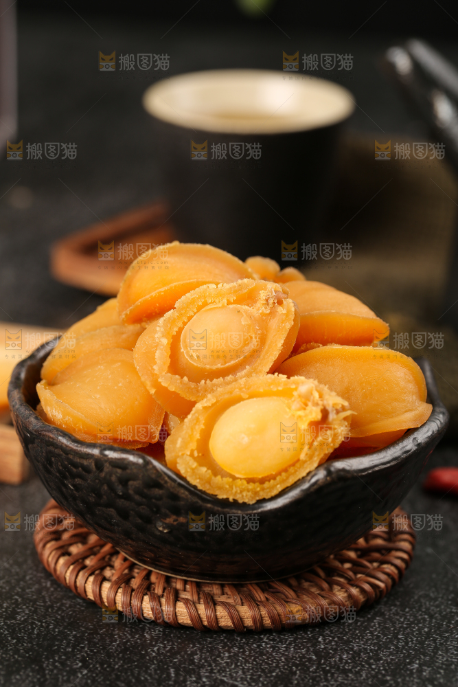 石板上放着一碗鲍鱼干