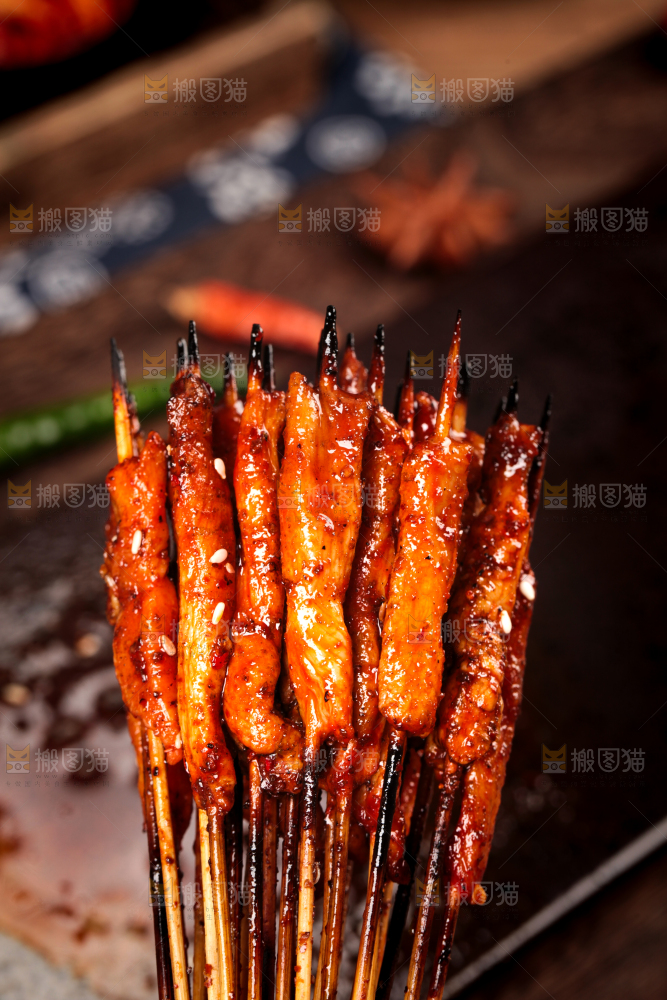 深底上的烤肉串