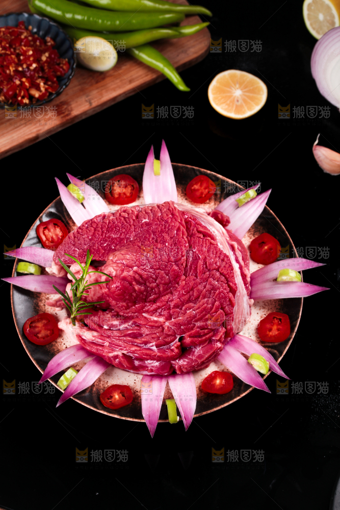 盘子里装着牛腿肉