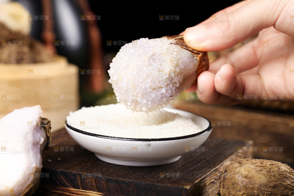 手里拿着新鲜小芋头