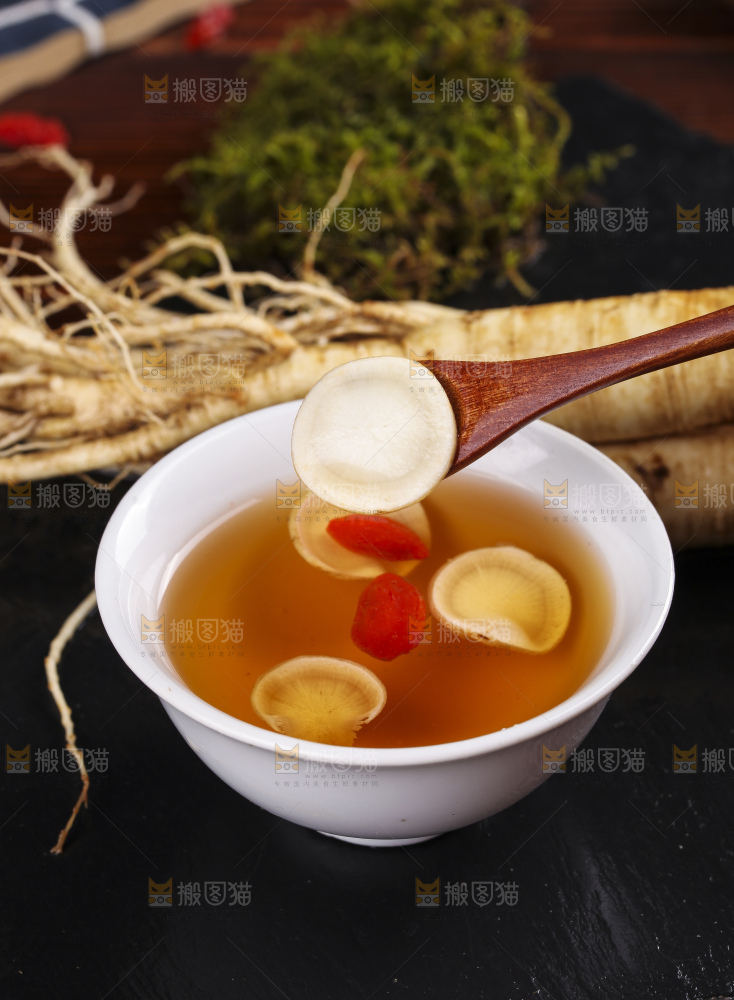 黑石板上的鲜参