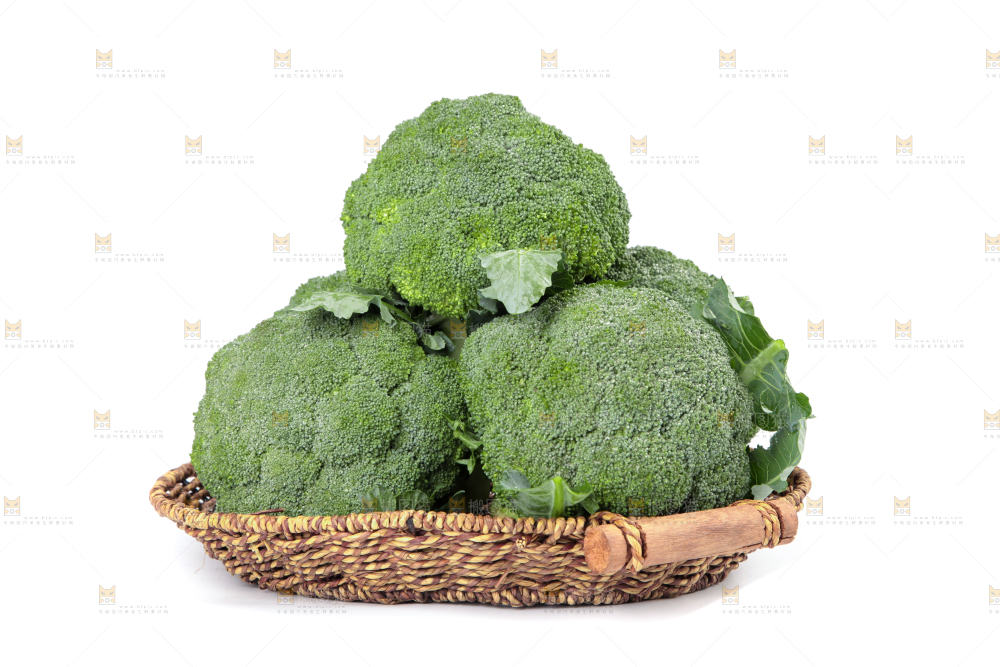 一盘西兰花放在白底上