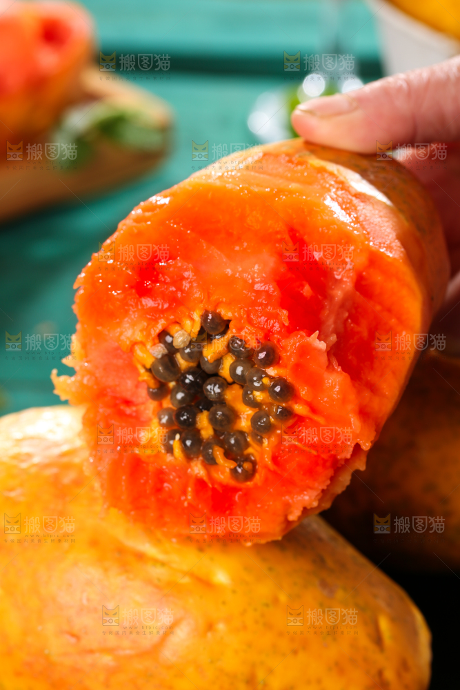 蓝底上放着红心牛奶木瓜