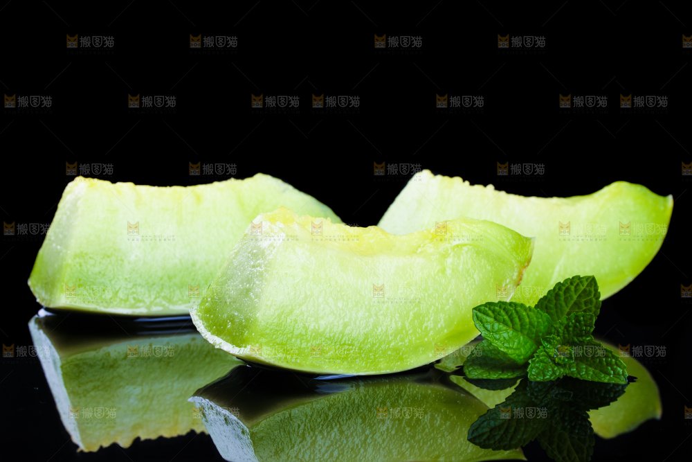 切开的新鲜玉菇甜瓜放在黑底上