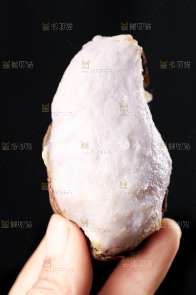 手里拿着新鲜小芋头