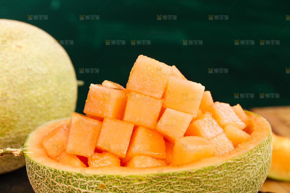 黑底上放着哈密瓜果肉