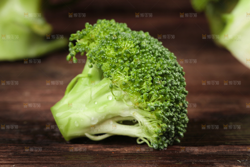 木底上放着新鲜的绿花椰菜