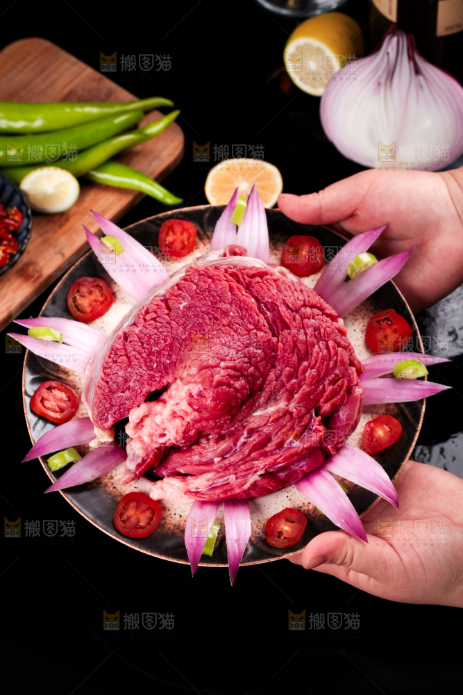 盘子里装着牛腿肉