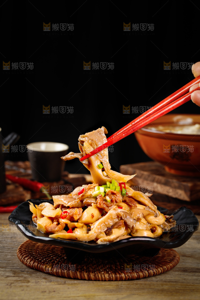 筷子夹着平菇炒肉