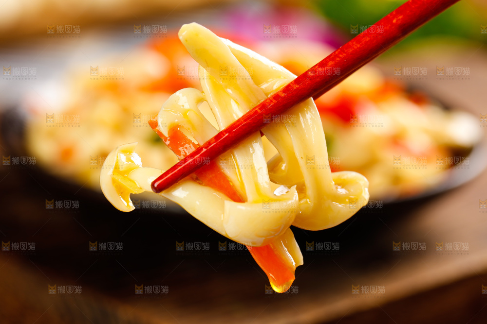 筷子夹着素炒白玉菇