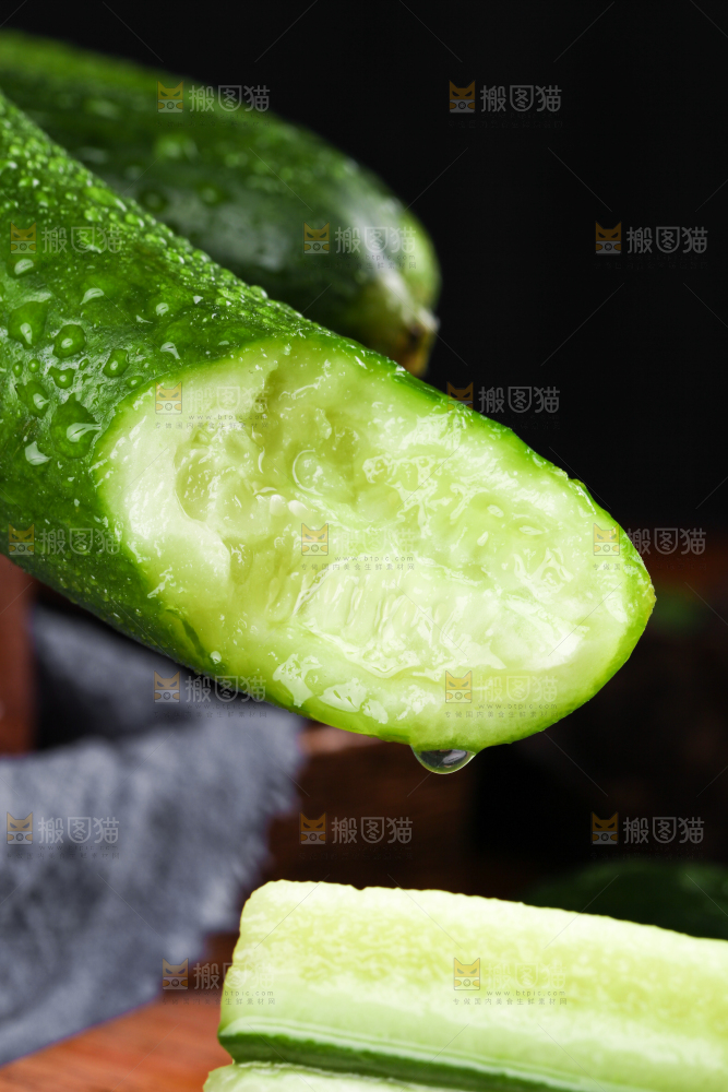 木板上放着水果小黄瓜